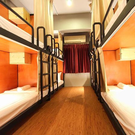 Thonglor Travellers Hostel And Cafe Bangkok Extérieur photo