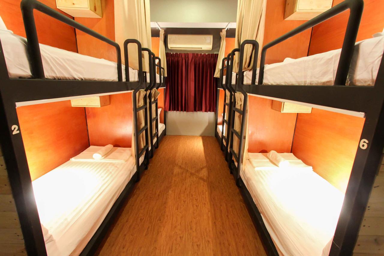 Thonglor Travellers Hostel And Cafe Bangkok Extérieur photo