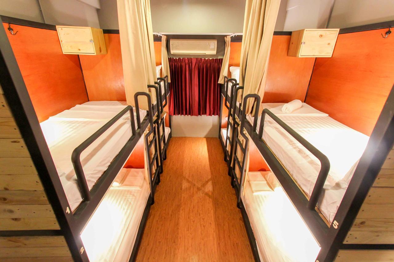 Thonglor Travellers Hostel And Cafe Bangkok Extérieur photo