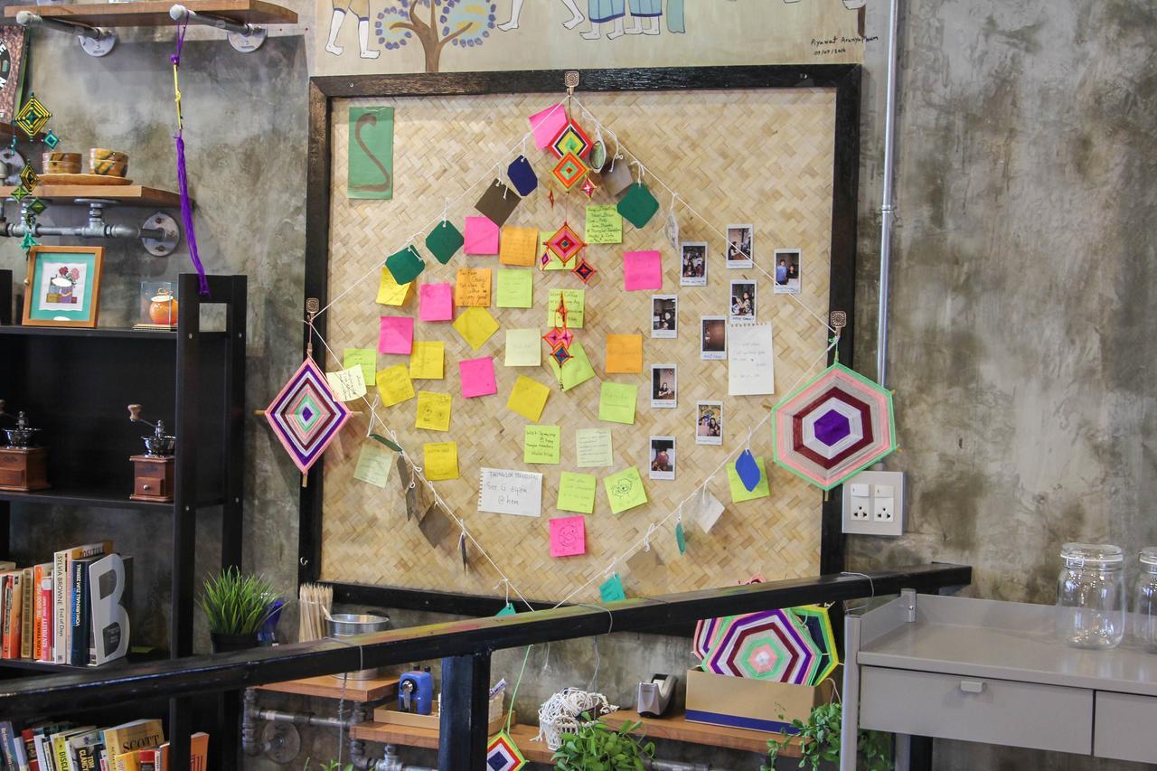 Thonglor Travellers Hostel And Cafe Bangkok Extérieur photo