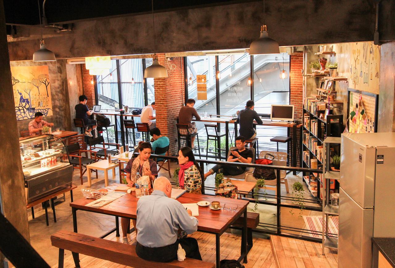 Thonglor Travellers Hostel And Cafe Bangkok Extérieur photo