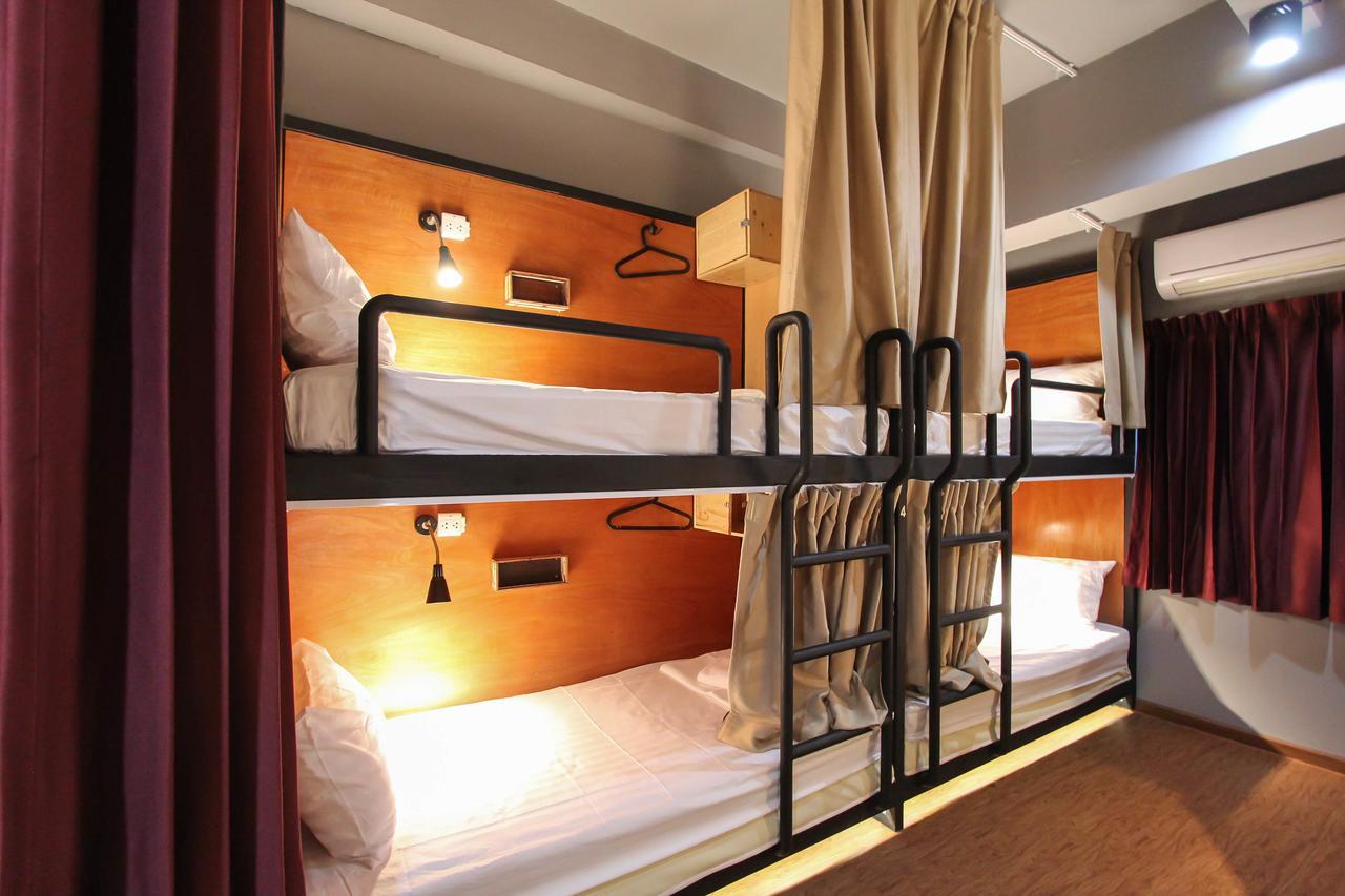 Thonglor Travellers Hostel And Cafe Bangkok Extérieur photo