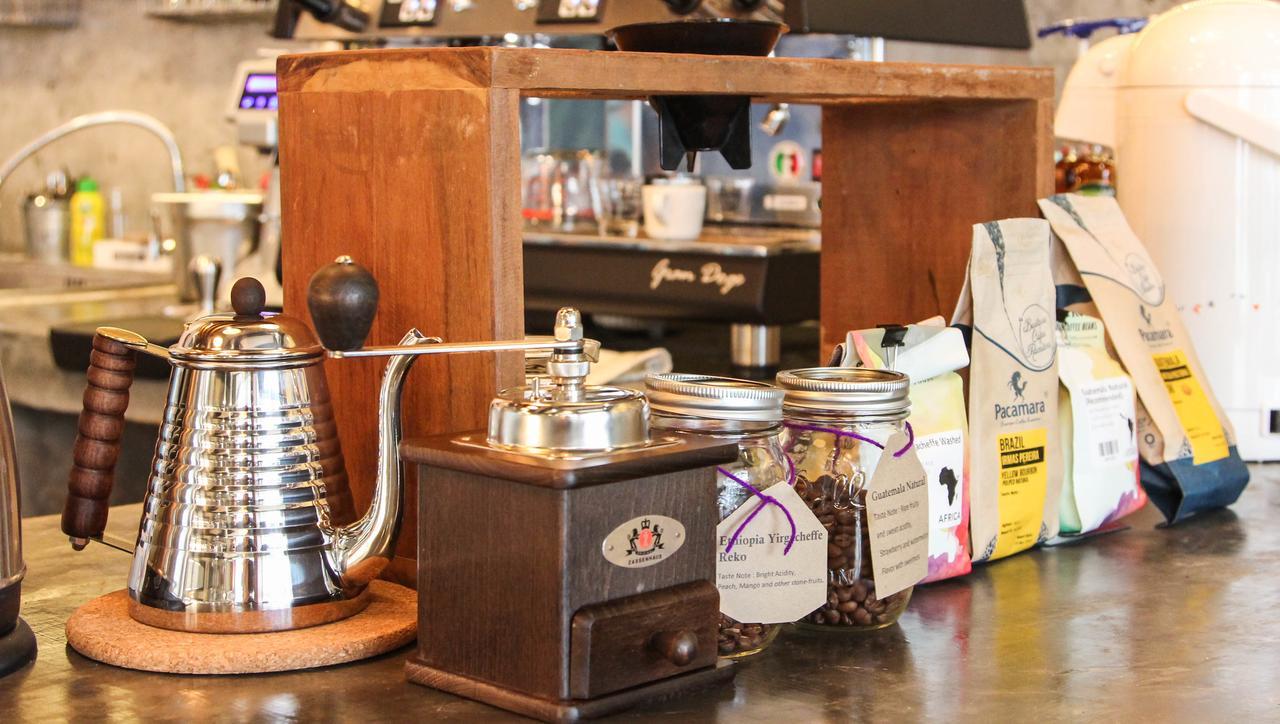 Thonglor Travellers Hostel And Cafe Bangkok Extérieur photo