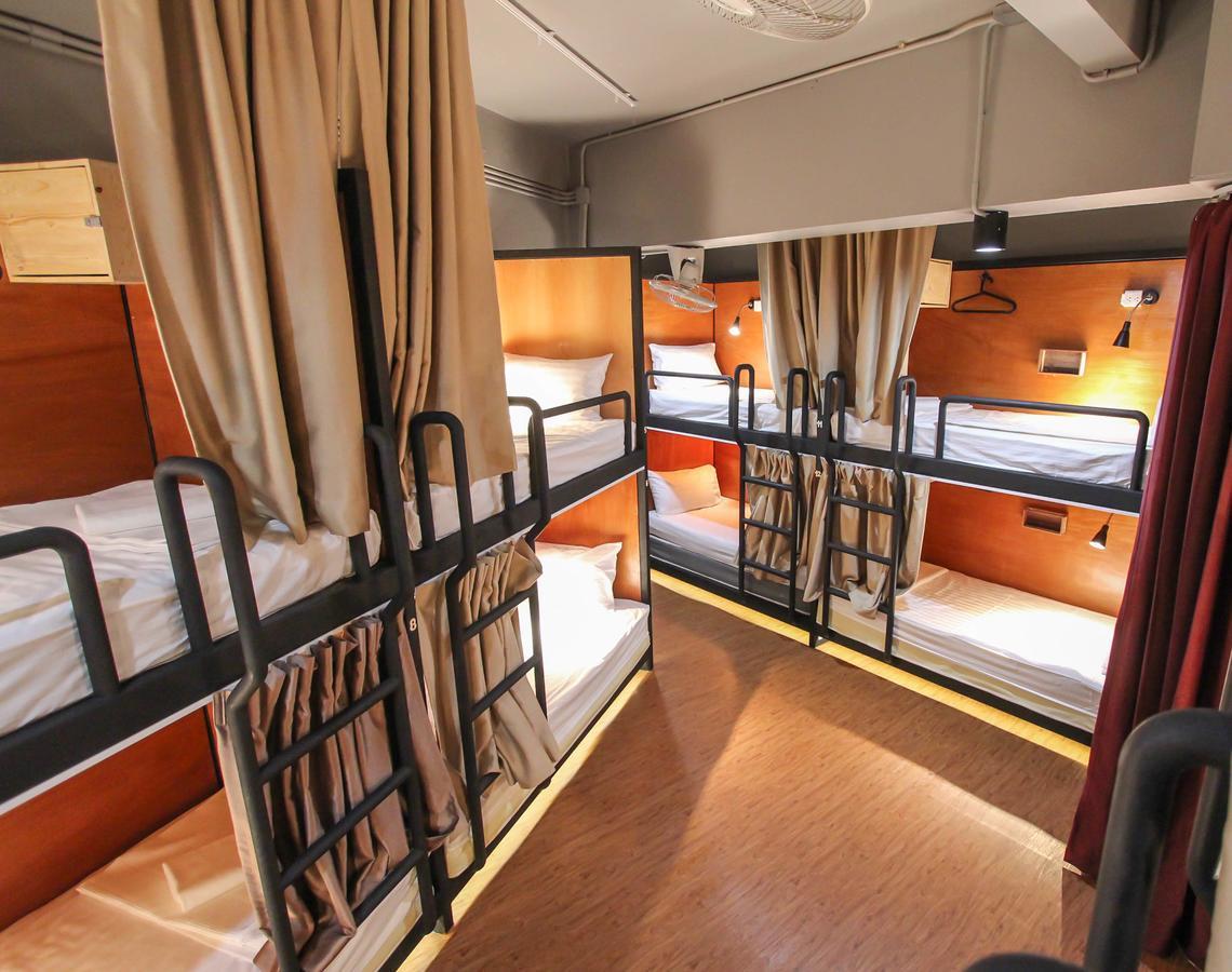 Thonglor Travellers Hostel And Cafe Bangkok Extérieur photo