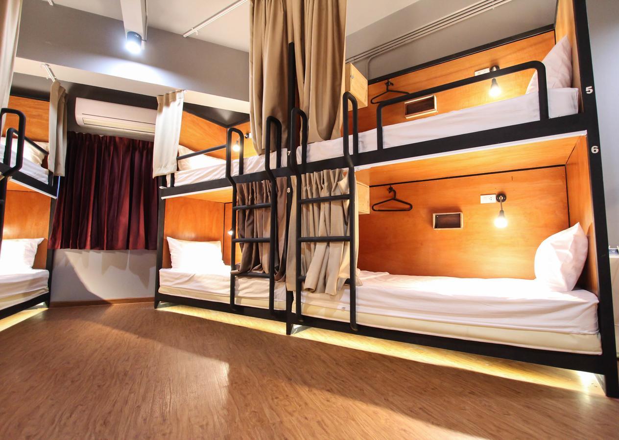 Thonglor Travellers Hostel And Cafe Bangkok Extérieur photo