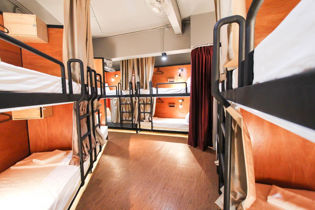 Thonglor Travellers Hostel And Cafe Bangkok Extérieur photo