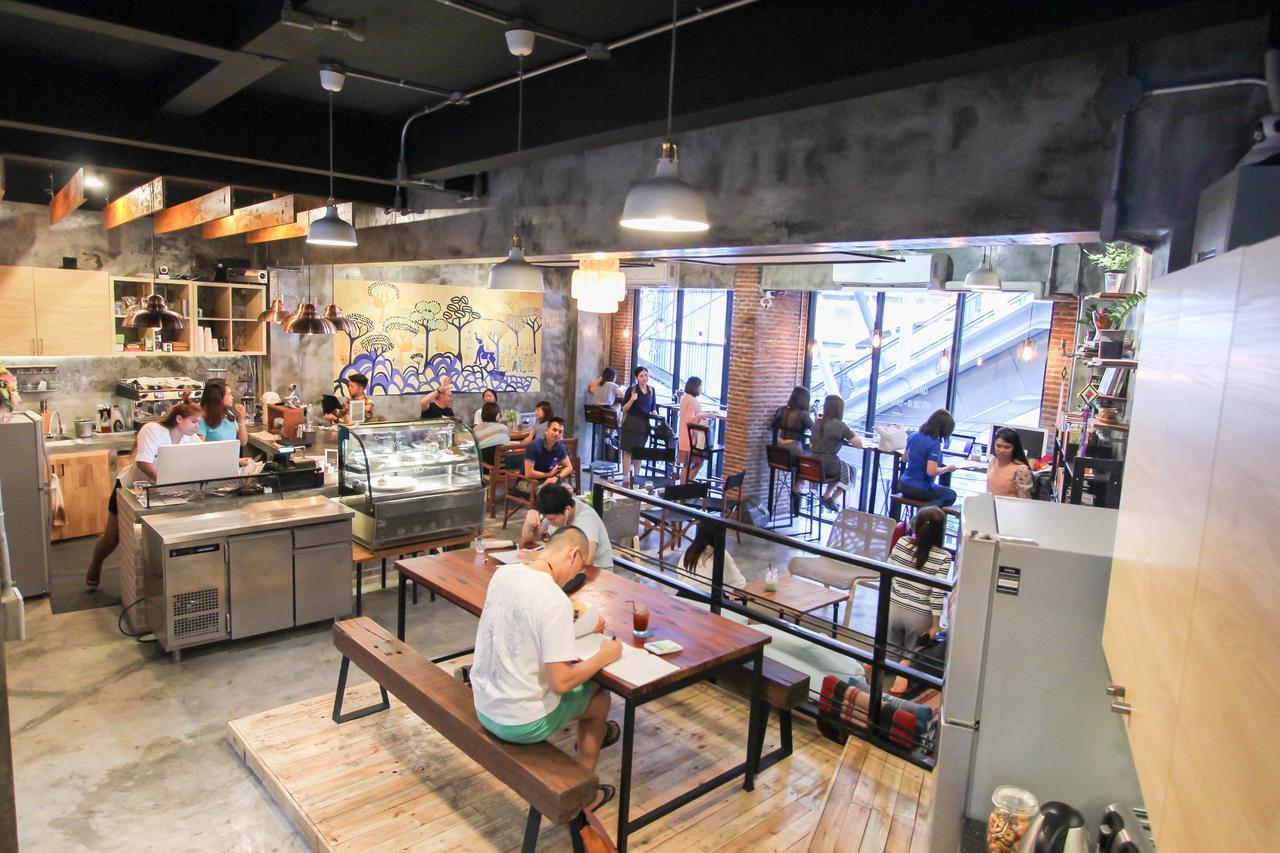Thonglor Travellers Hostel And Cafe Bangkok Extérieur photo