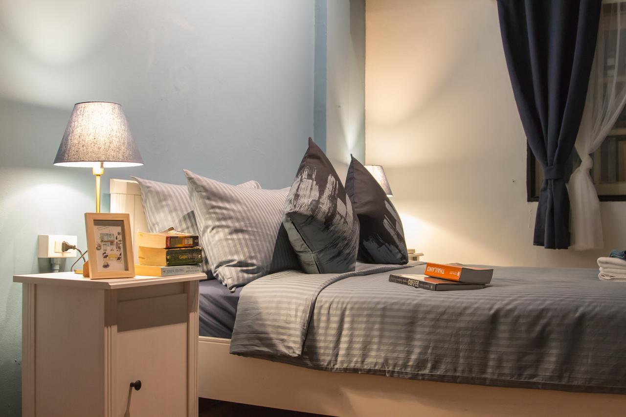 Thonglor Travellers Hostel And Cafe Bangkok Extérieur photo