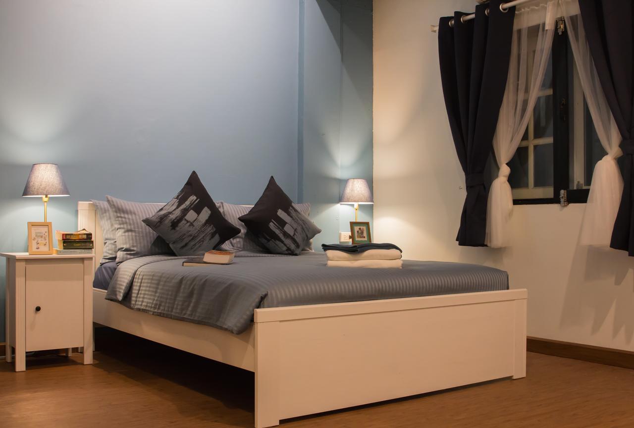 Thonglor Travellers Hostel And Cafe Bangkok Extérieur photo