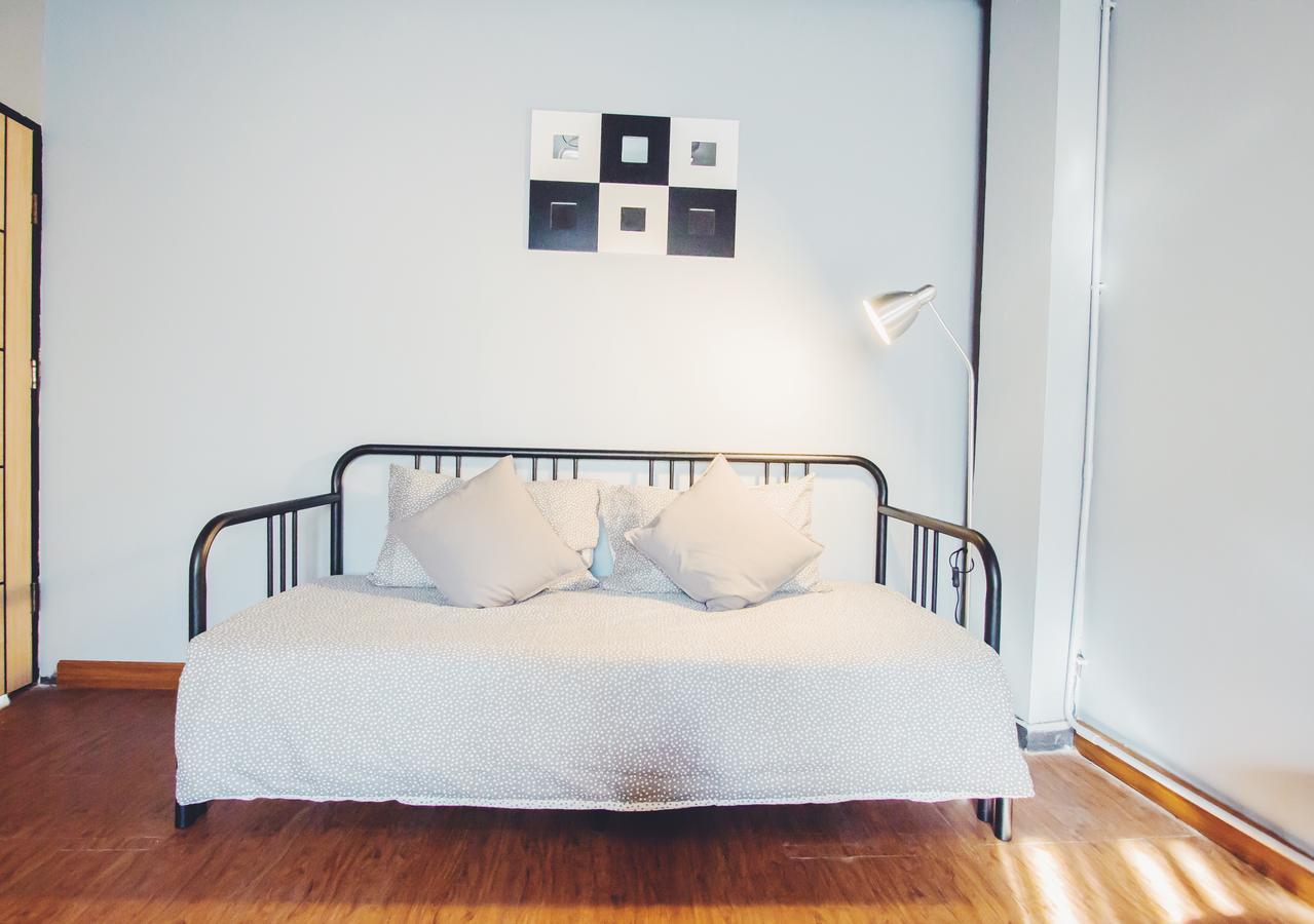Thonglor Travellers Hostel And Cafe Bangkok Extérieur photo