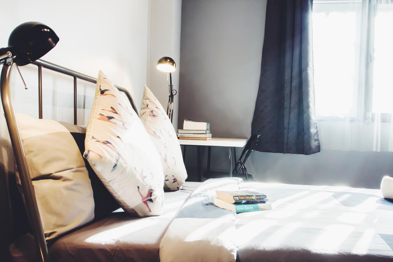 Thonglor Travellers Hostel And Cafe Bangkok Extérieur photo