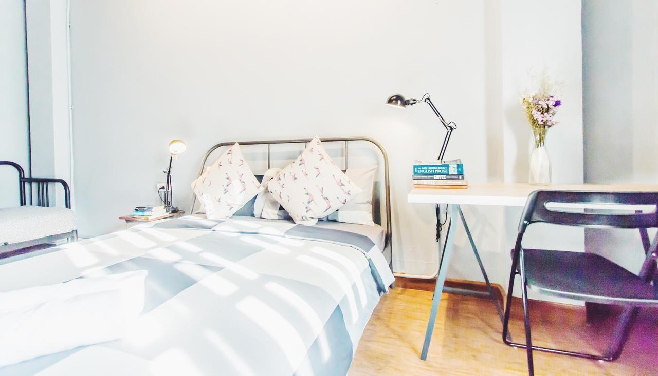Thonglor Travellers Hostel And Cafe Bangkok Extérieur photo