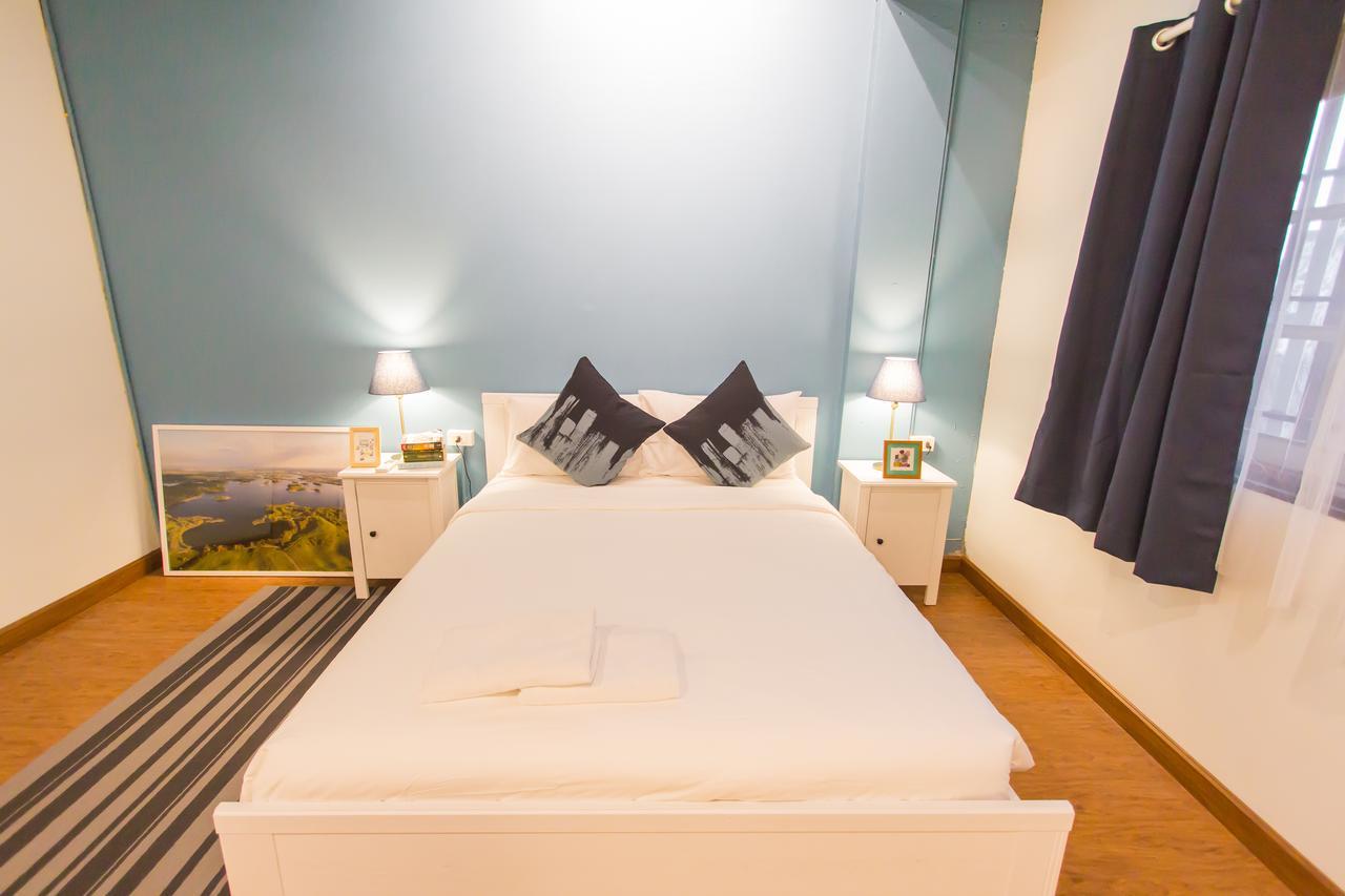 Thonglor Travellers Hostel And Cafe Bangkok Extérieur photo