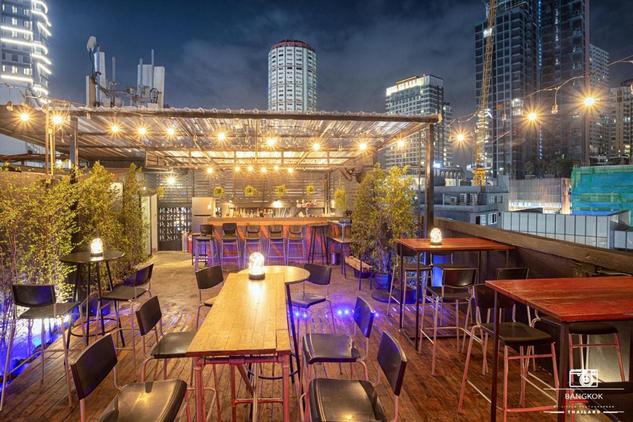 Thonglor Travellers Hostel And Cafe Bangkok Extérieur photo