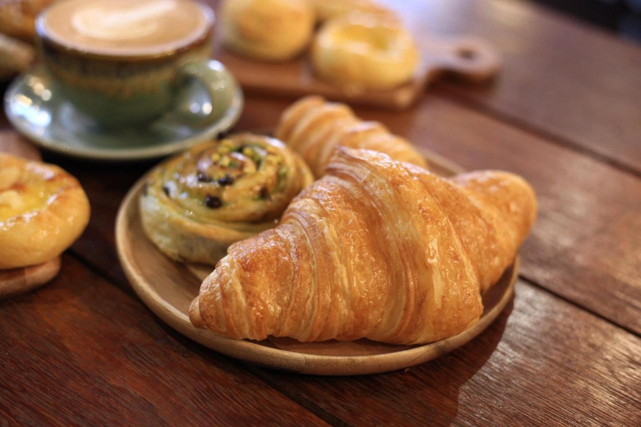 Thonglor Travellers Hostel And Cafe Bangkok Extérieur photo