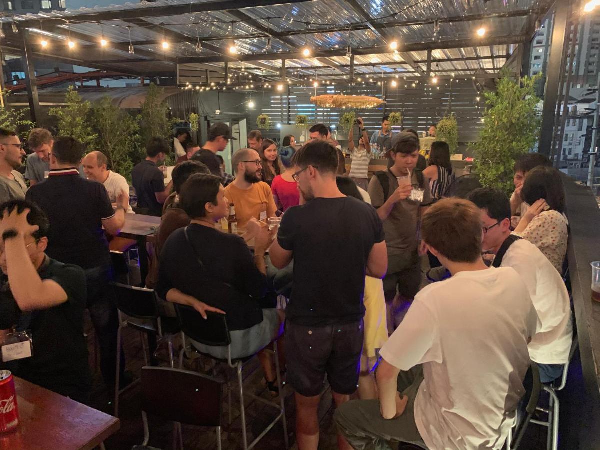 Thonglor Travellers Hostel And Cafe Bangkok Extérieur photo