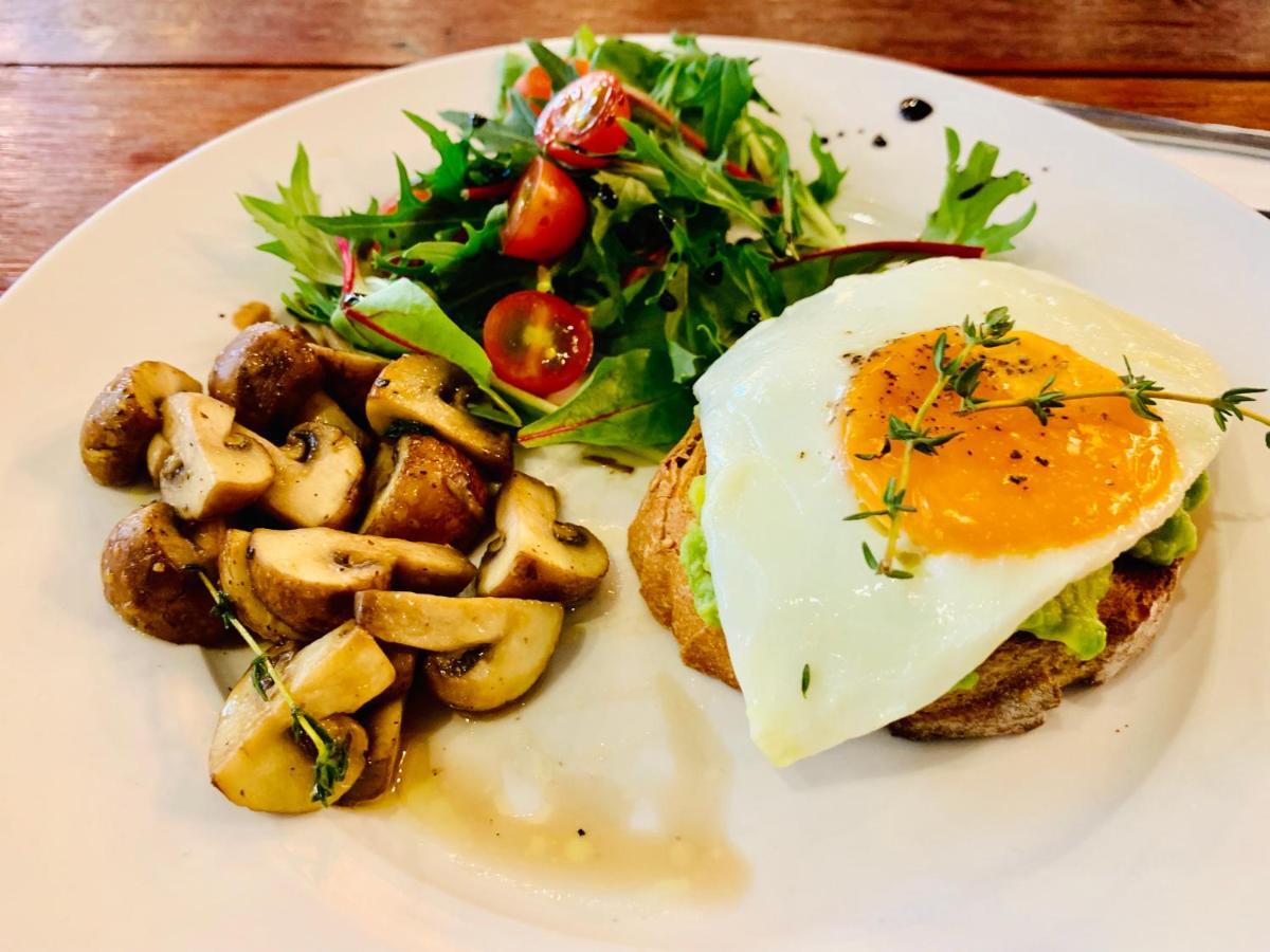 Thonglor Travellers Hostel And Cafe Bangkok Extérieur photo