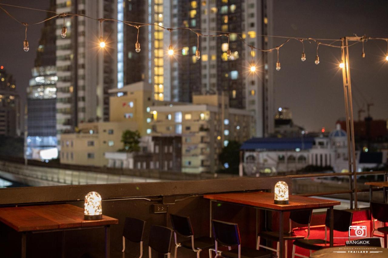 Thonglor Travellers Hostel And Cafe Bangkok Extérieur photo