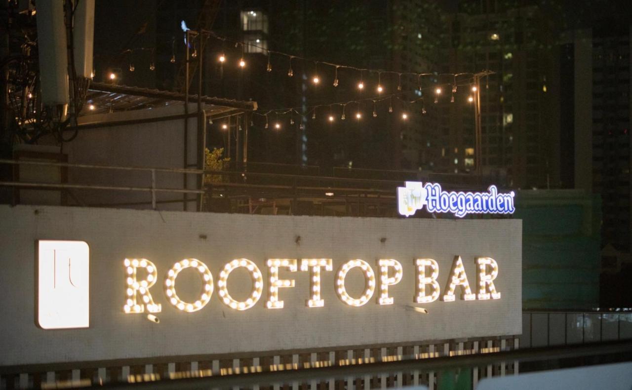 Thonglor Travellers Hostel And Cafe Bangkok Extérieur photo