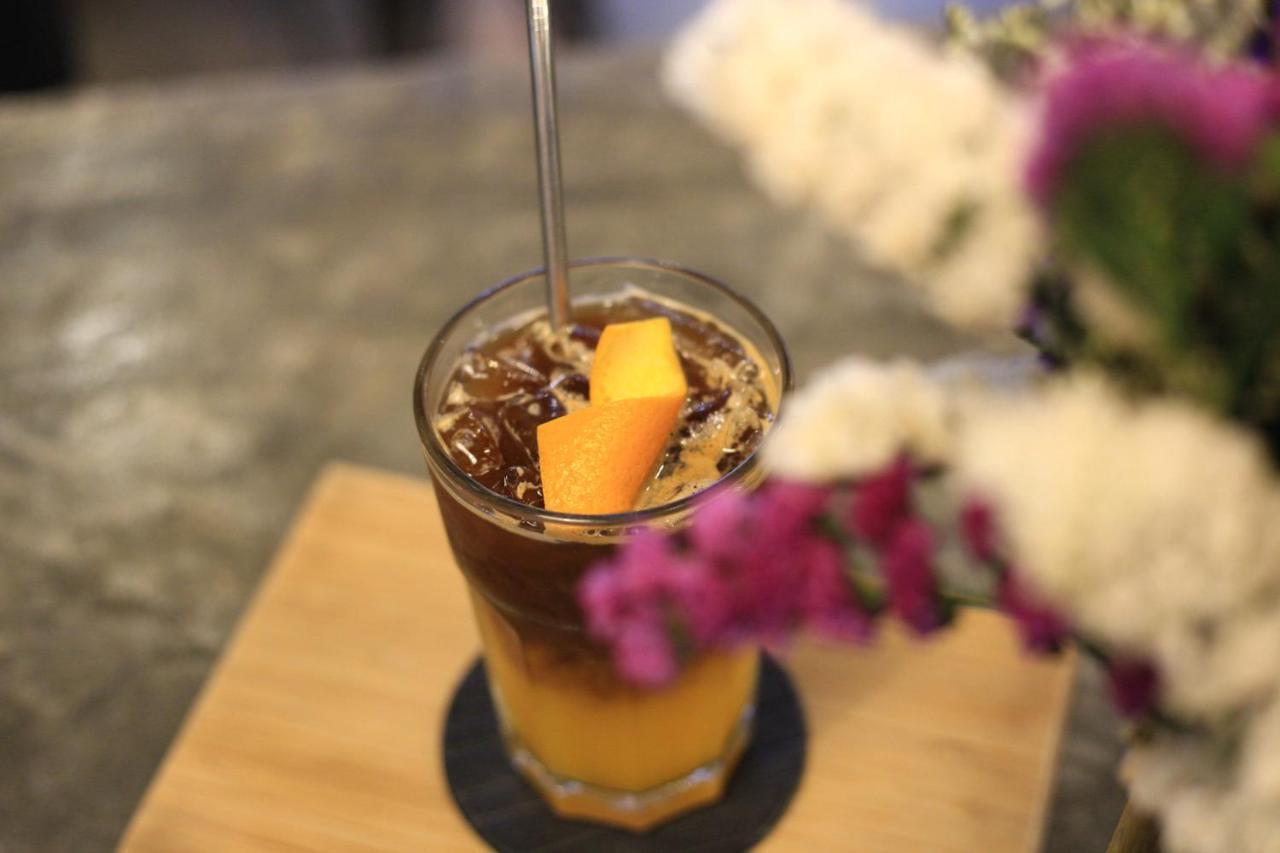 Thonglor Travellers Hostel And Cafe Bangkok Extérieur photo