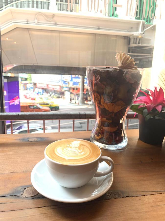 Thonglor Travellers Hostel And Cafe Bangkok Extérieur photo