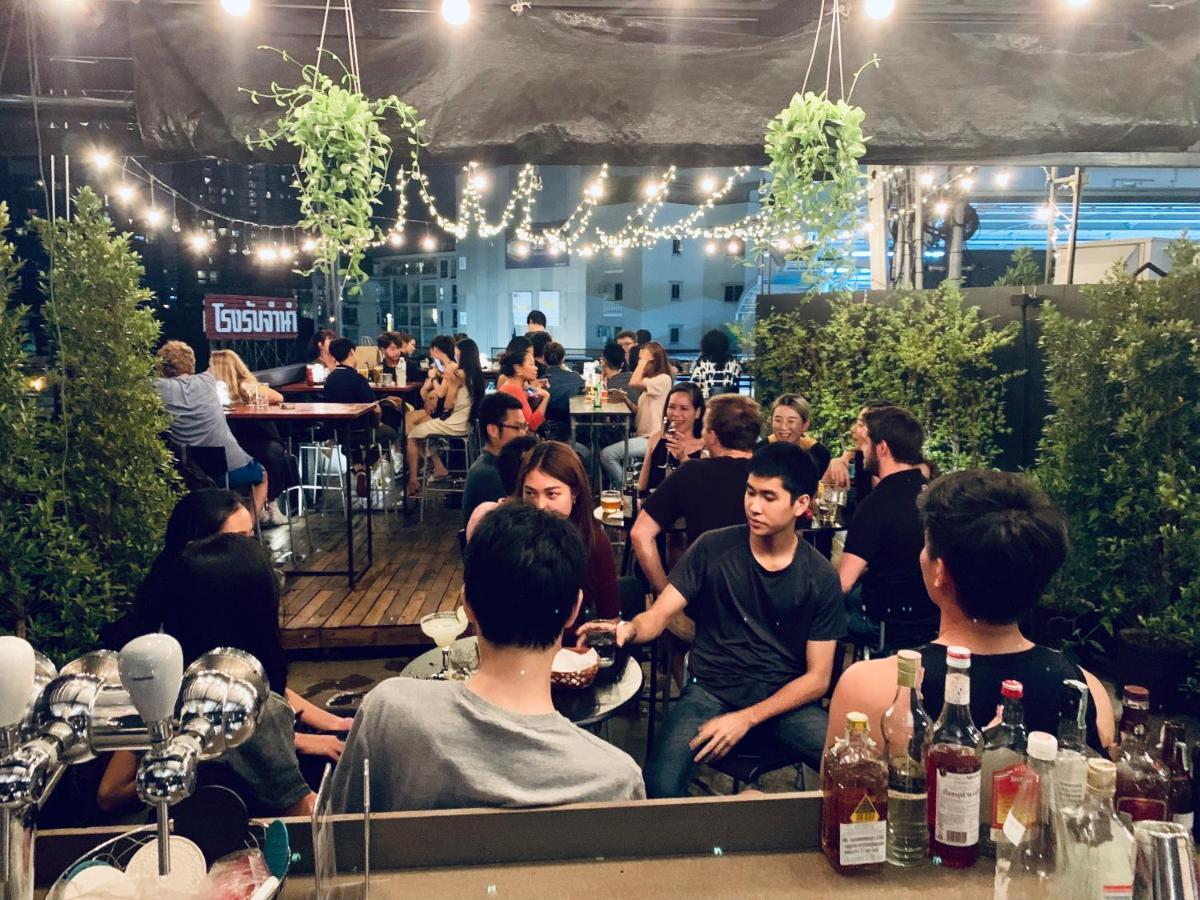 Thonglor Travellers Hostel And Cafe Bangkok Extérieur photo
