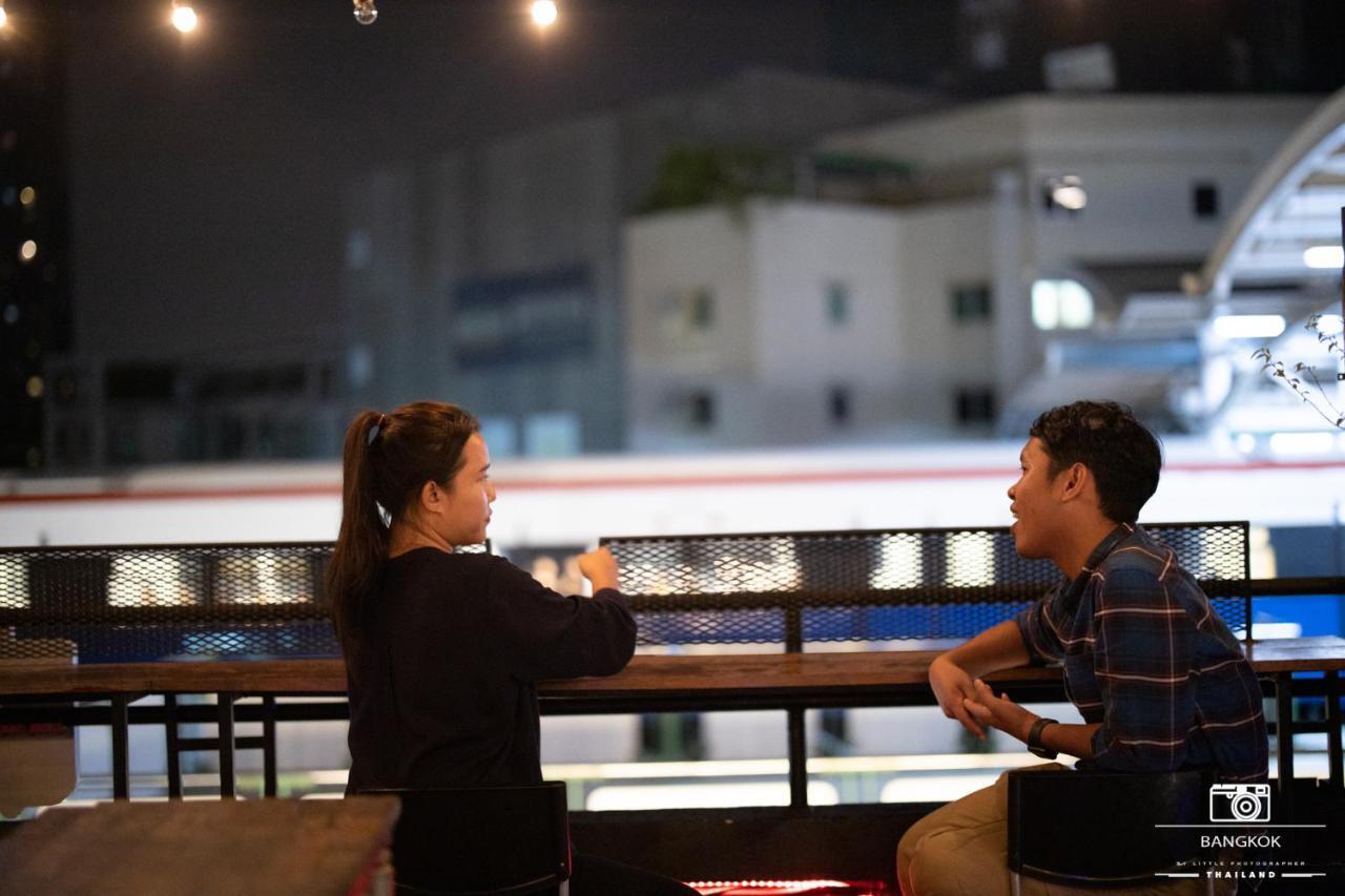 Thonglor Travellers Hostel And Cafe Bangkok Extérieur photo