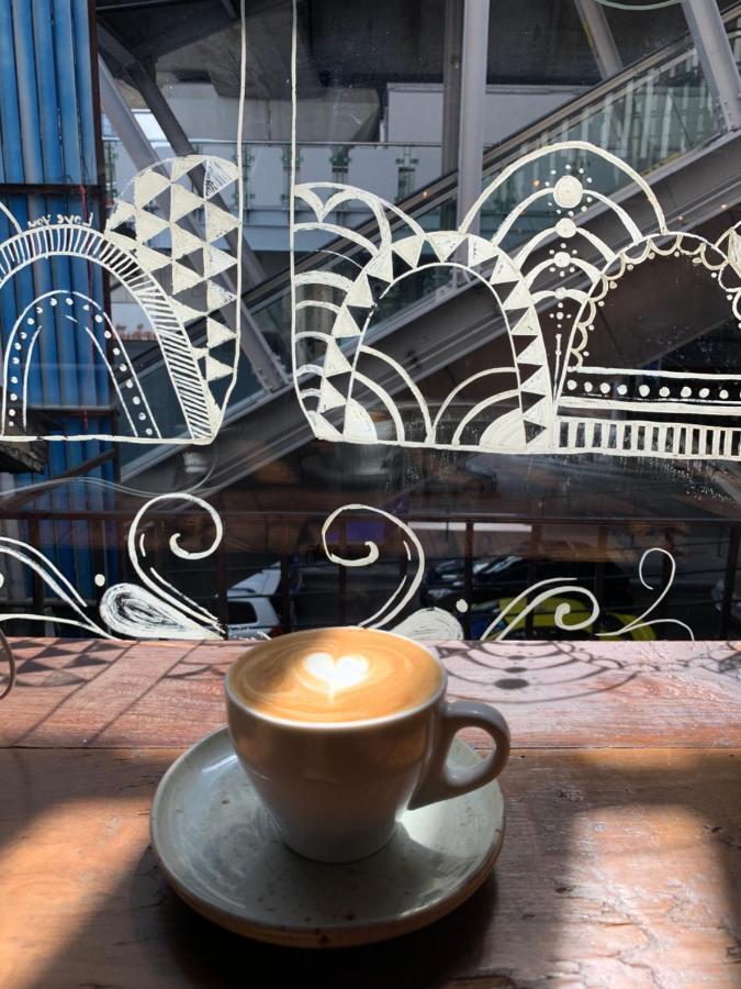 Thonglor Travellers Hostel And Cafe Bangkok Extérieur photo