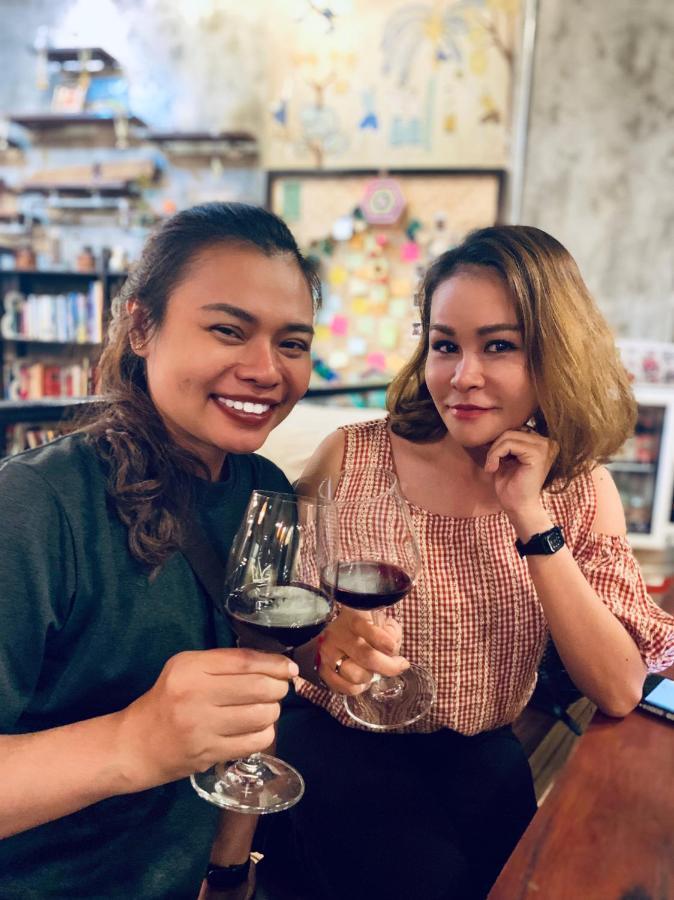 Thonglor Travellers Hostel And Cafe Bangkok Extérieur photo