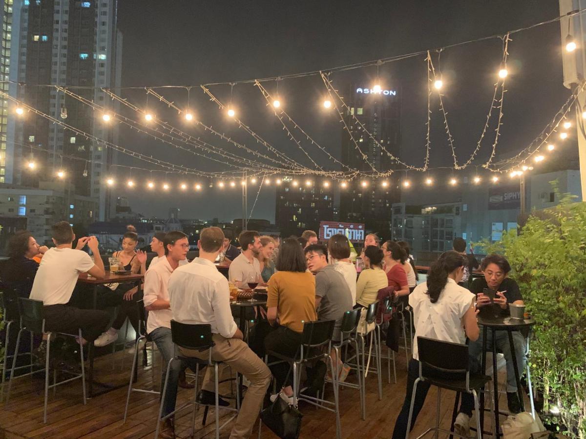 Thonglor Travellers Hostel And Cafe Bangkok Extérieur photo