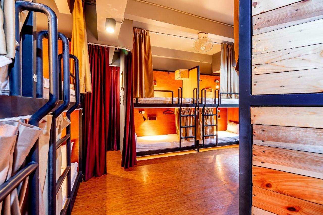 Thonglor Travellers Hostel And Cafe Bangkok Extérieur photo
