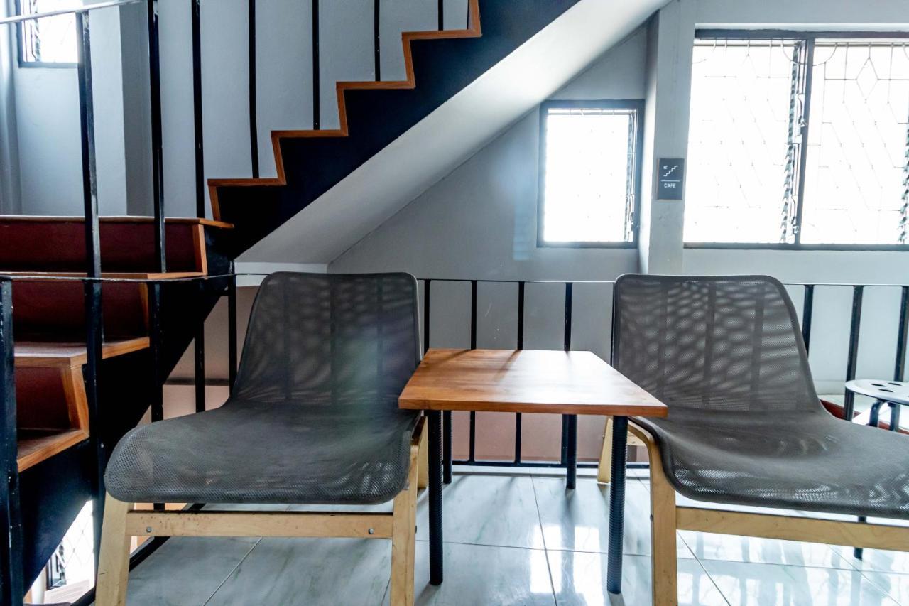 Thonglor Travellers Hostel And Cafe Bangkok Extérieur photo