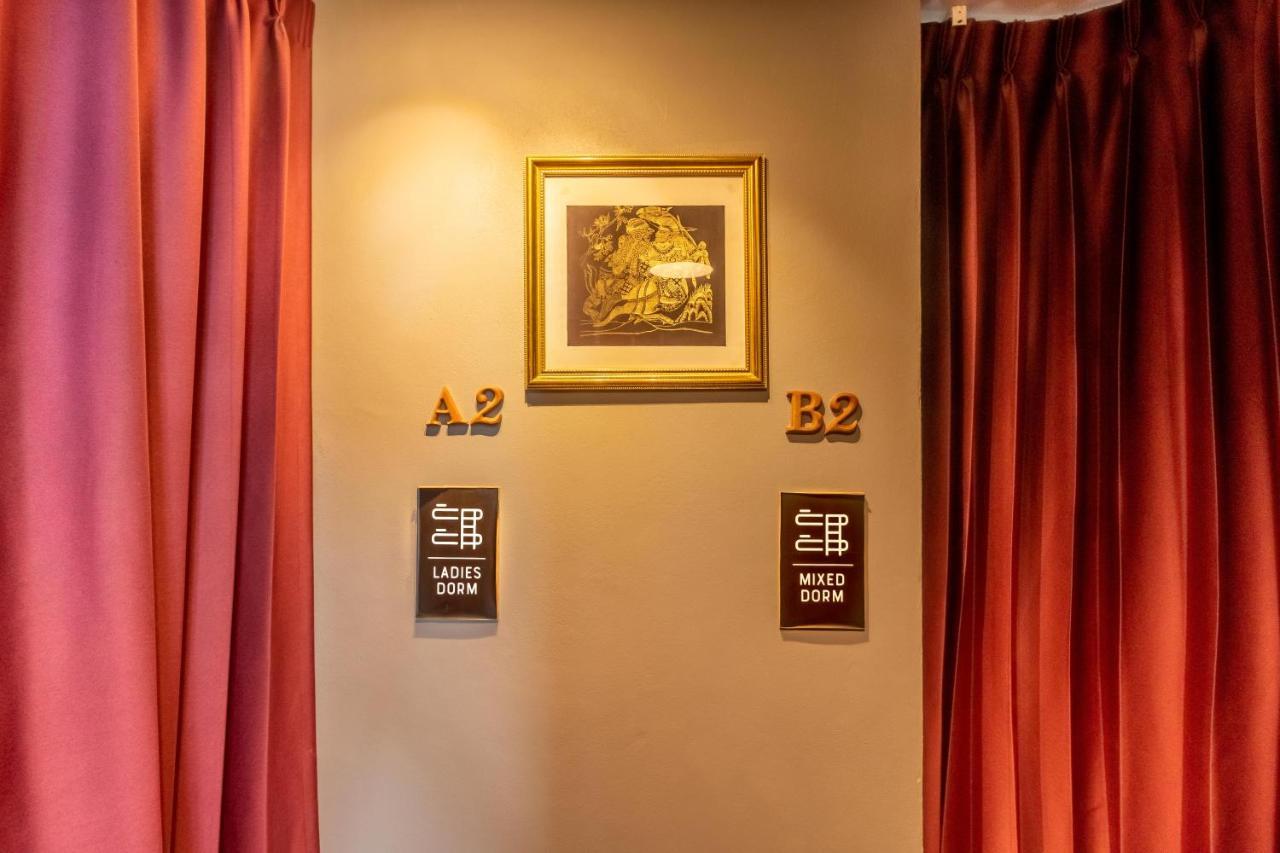 Thonglor Travellers Hostel And Cafe Bangkok Extérieur photo