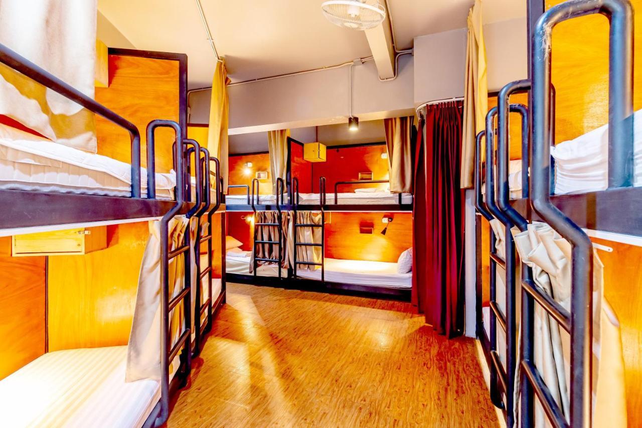 Thonglor Travellers Hostel And Cafe Bangkok Extérieur photo