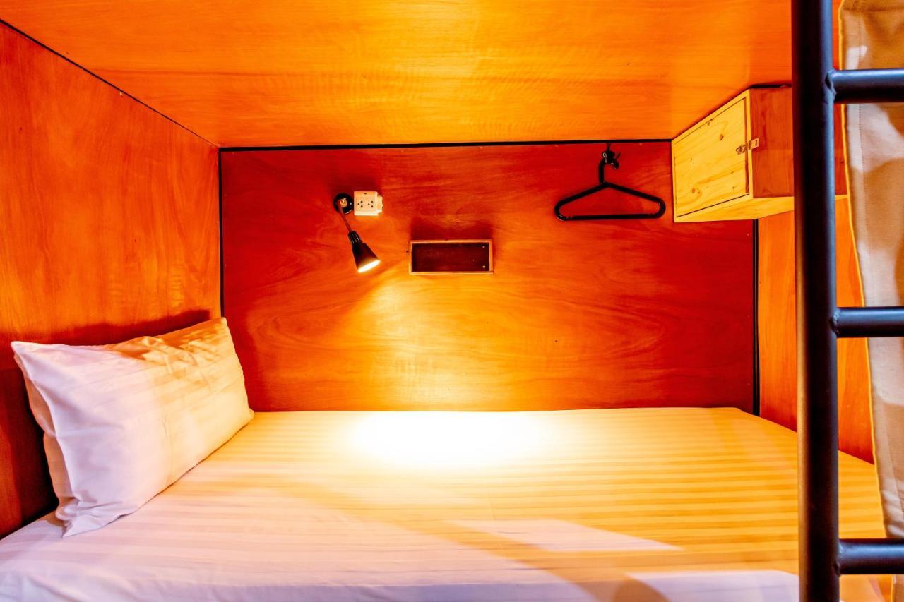 Thonglor Travellers Hostel And Cafe Bangkok Extérieur photo