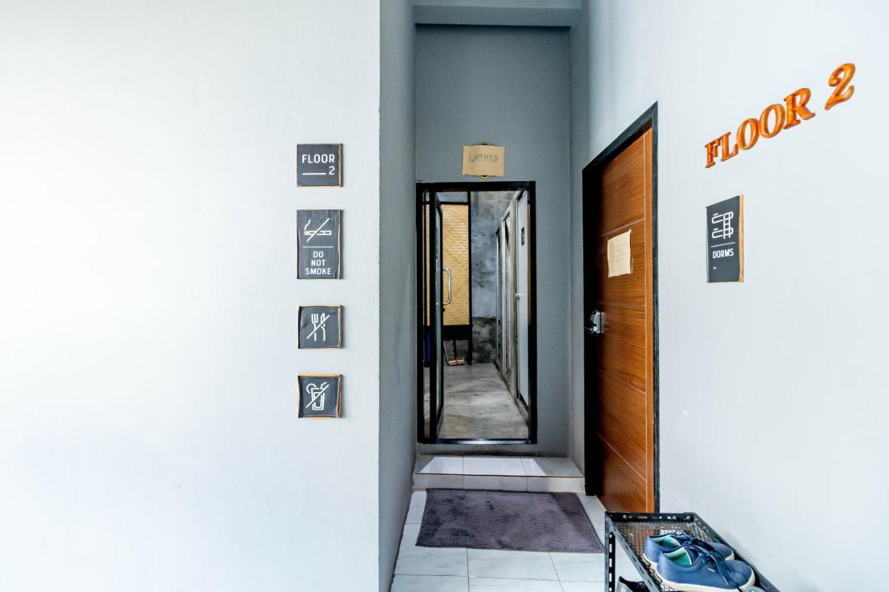 Thonglor Travellers Hostel And Cafe Bangkok Extérieur photo