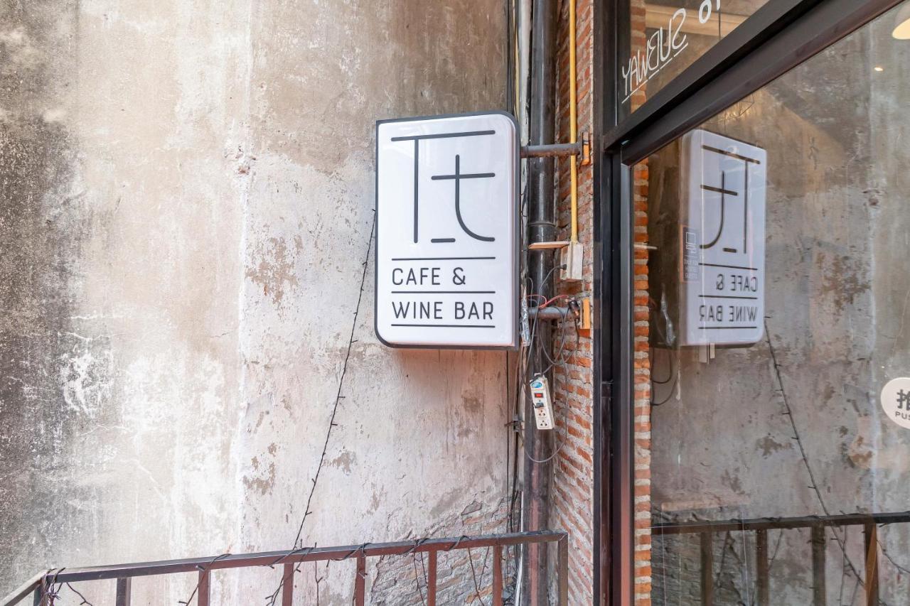 Thonglor Travellers Hostel And Cafe Bangkok Extérieur photo