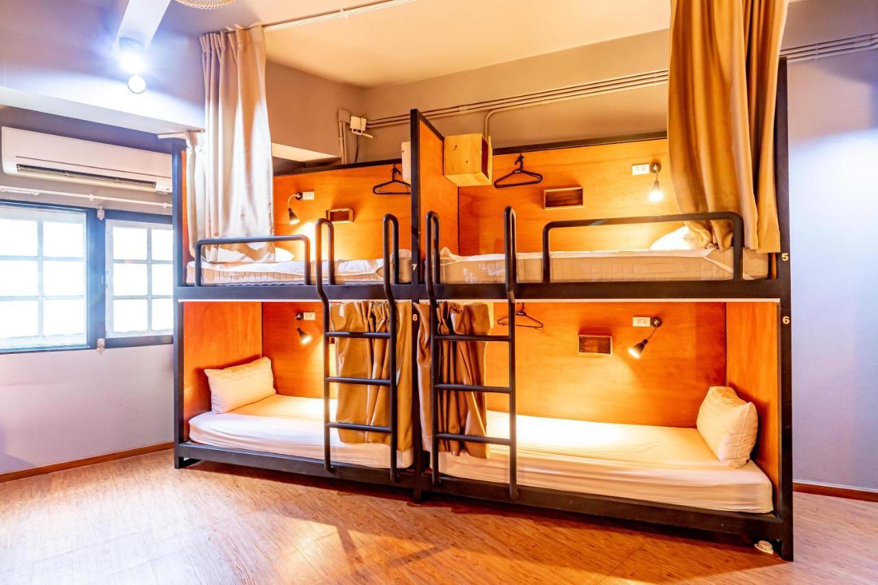 Thonglor Travellers Hostel And Cafe Bangkok Extérieur photo