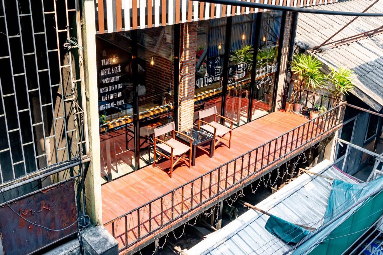 Thonglor Travellers Hostel And Cafe Bangkok Extérieur photo