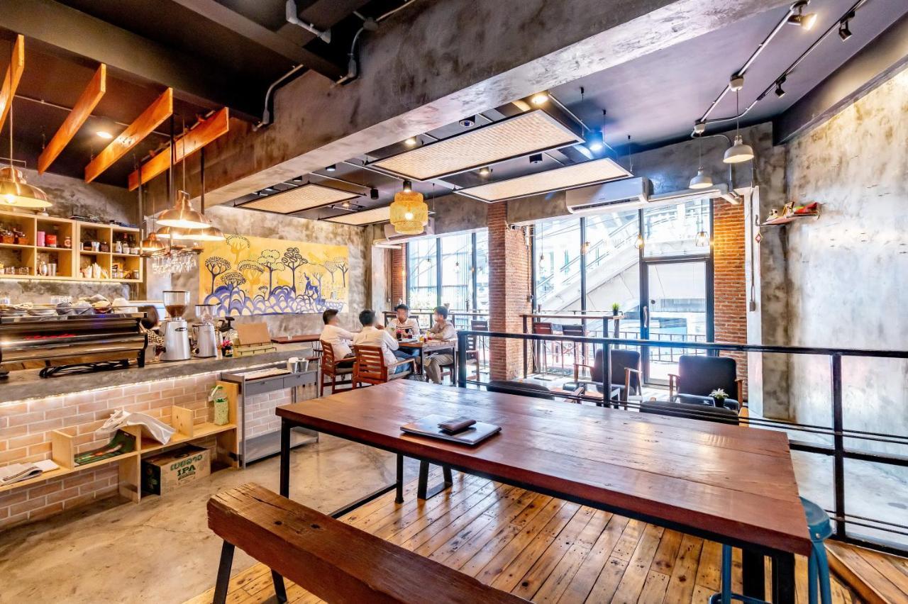 Thonglor Travellers Hostel And Cafe Bangkok Extérieur photo
