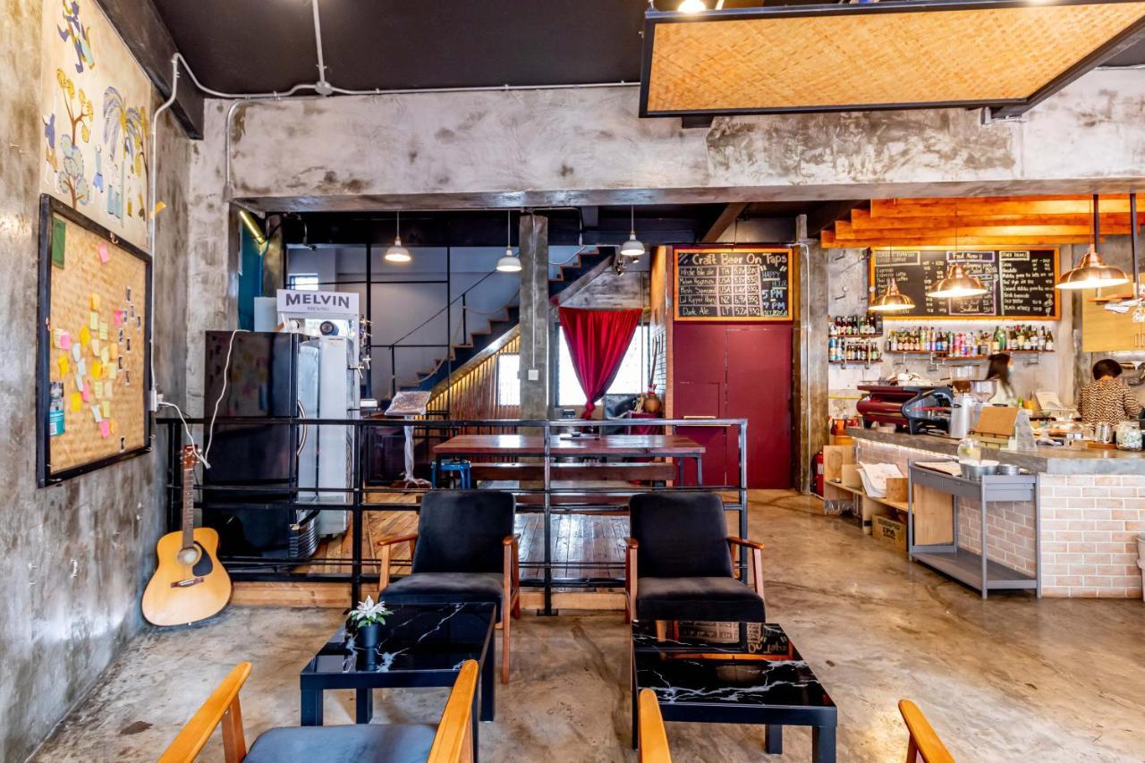 Thonglor Travellers Hostel And Cafe Bangkok Extérieur photo