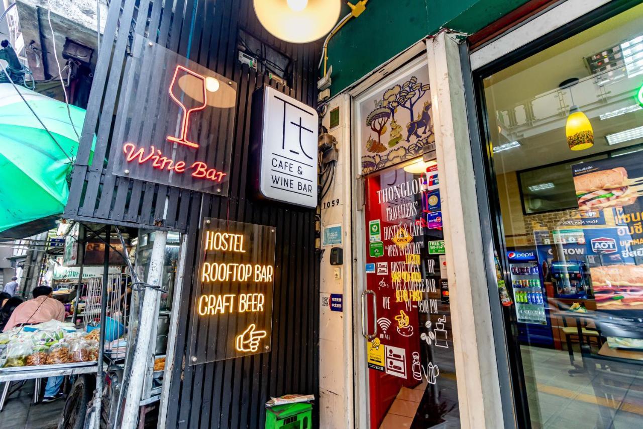 Thonglor Travellers Hostel And Cafe Bangkok Extérieur photo