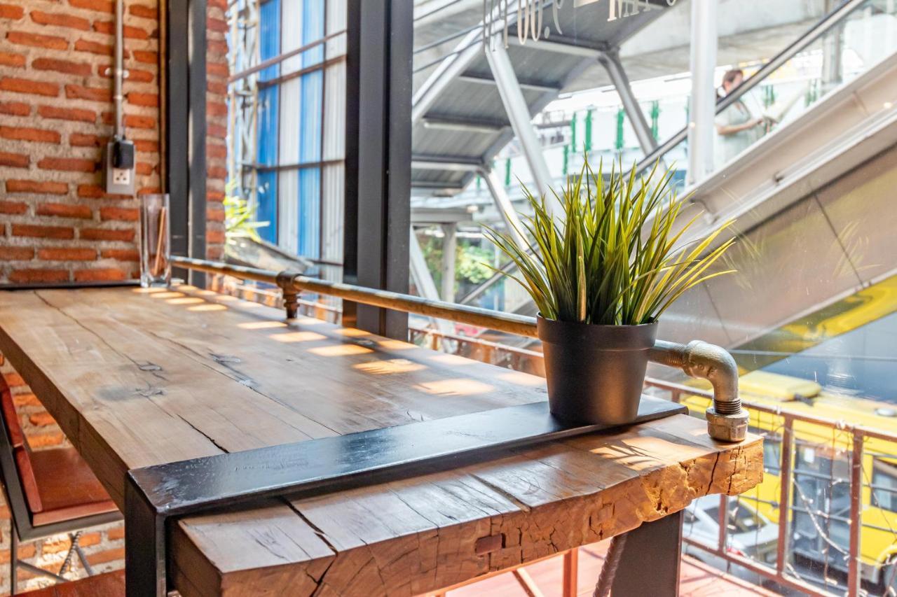 Thonglor Travellers Hostel And Cafe Bangkok Extérieur photo