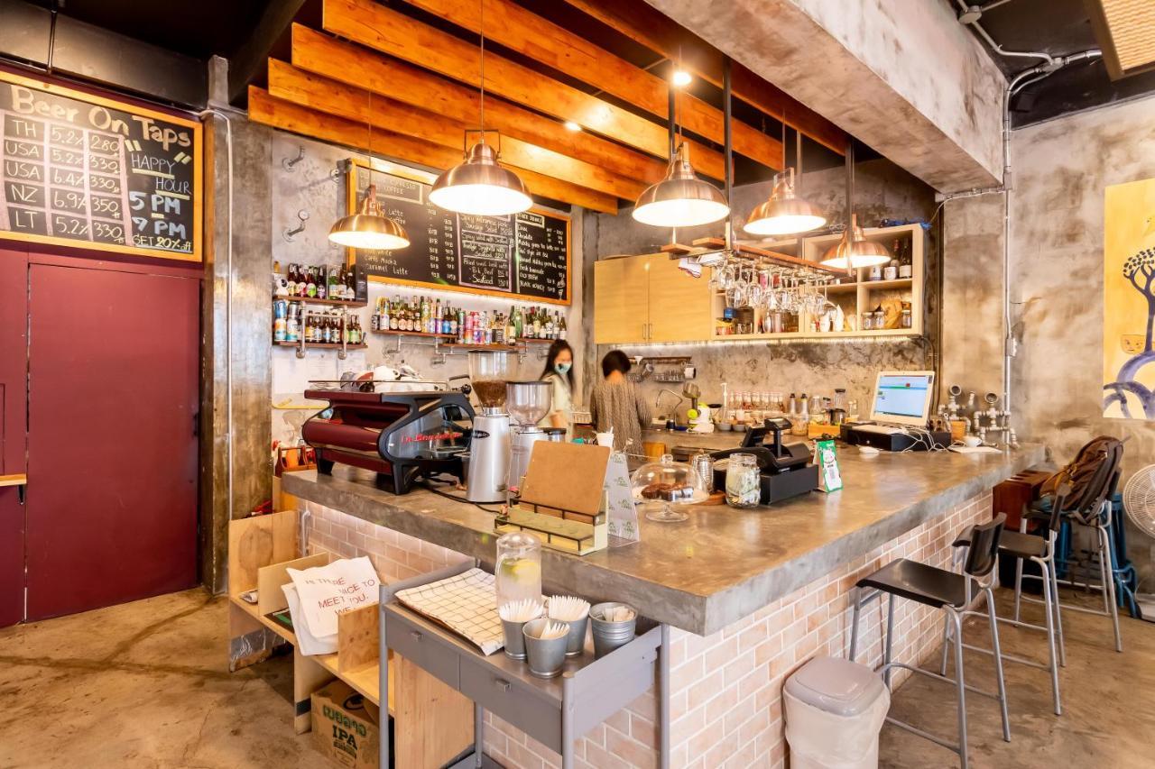 Thonglor Travellers Hostel And Cafe Bangkok Extérieur photo
