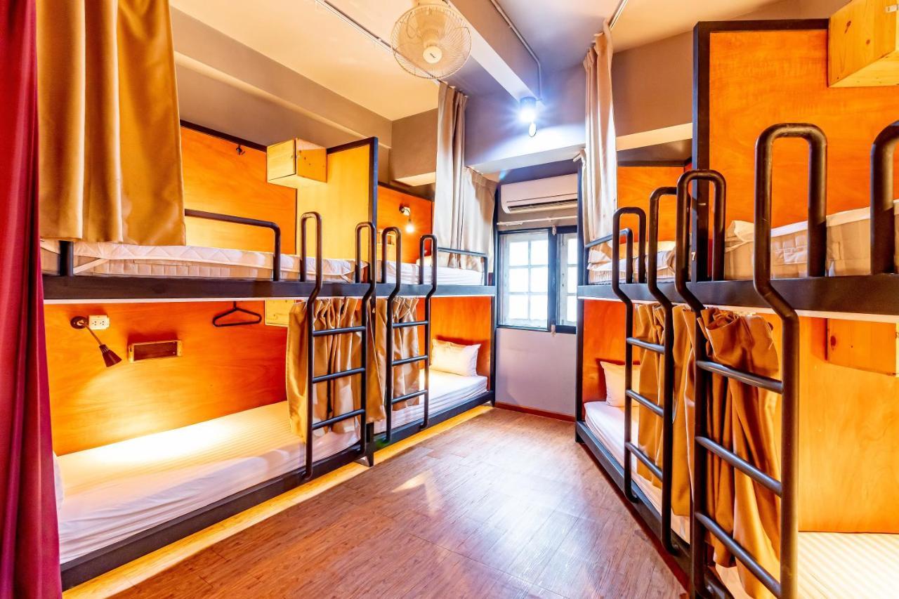 Thonglor Travellers Hostel And Cafe Bangkok Extérieur photo