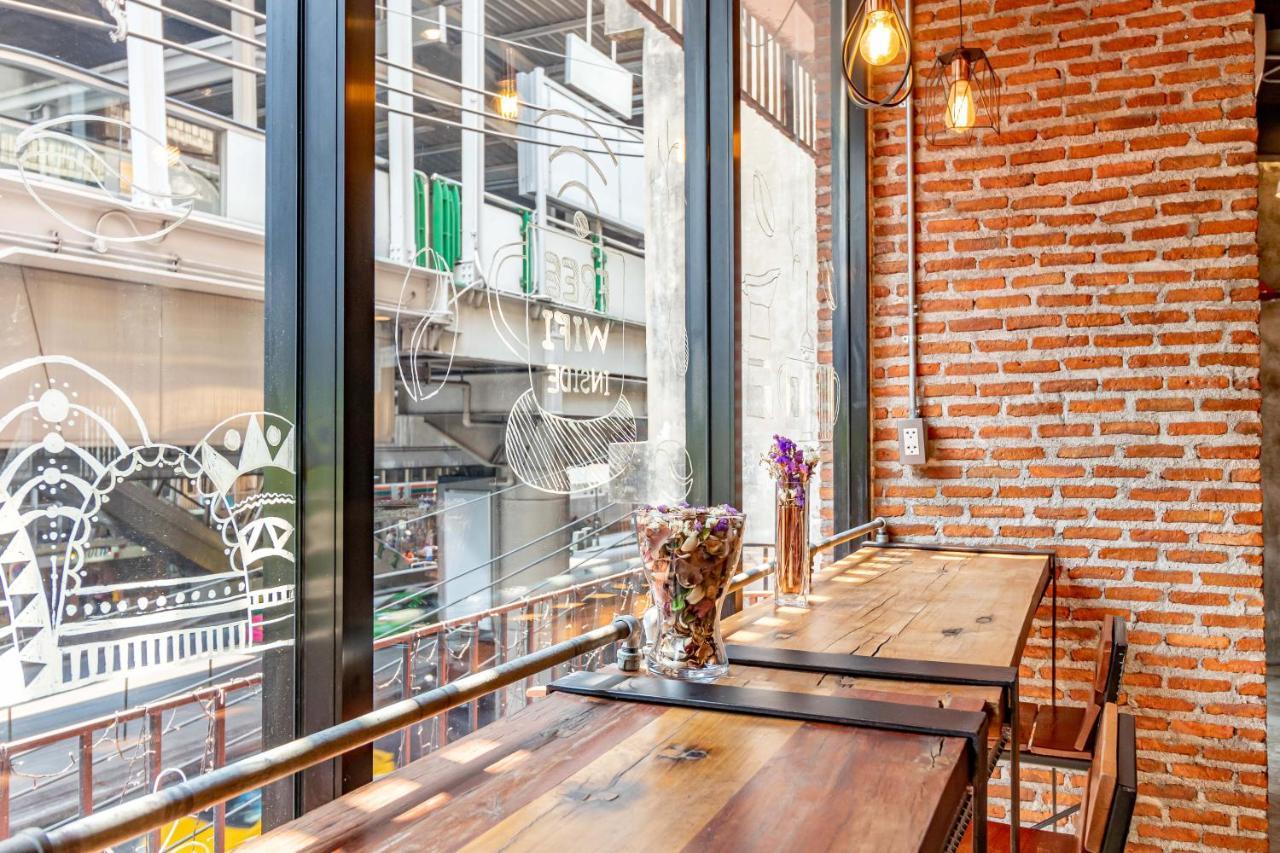 Thonglor Travellers Hostel And Cafe Bangkok Extérieur photo