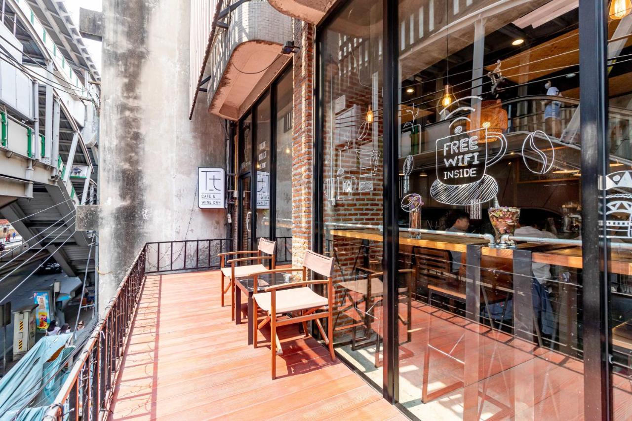 Thonglor Travellers Hostel And Cafe Bangkok Extérieur photo